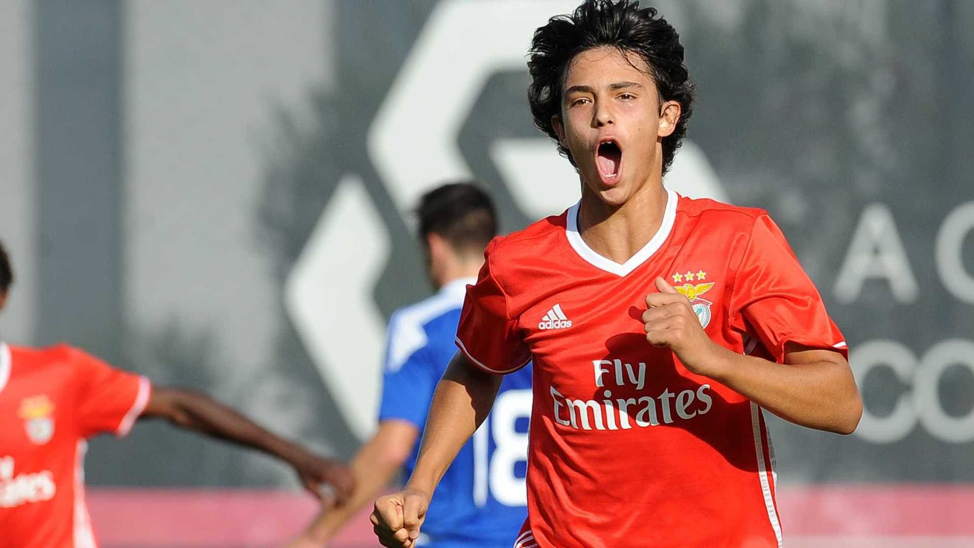 Manchester Duo Join Arsenal in Chase for Benfica Youngster