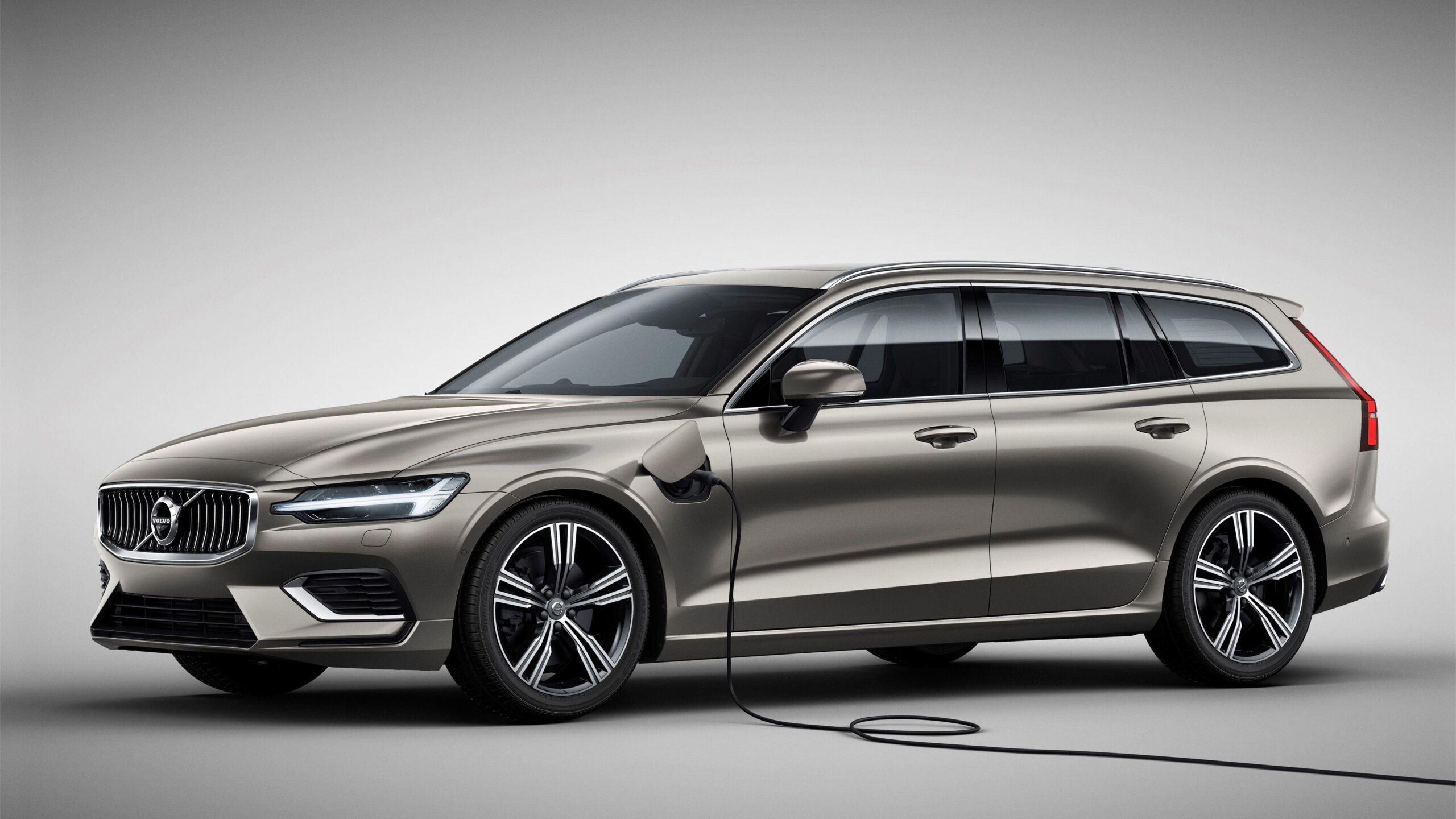 2018 Volvo V60 T8 Inscription 4K 2 Wallpapers