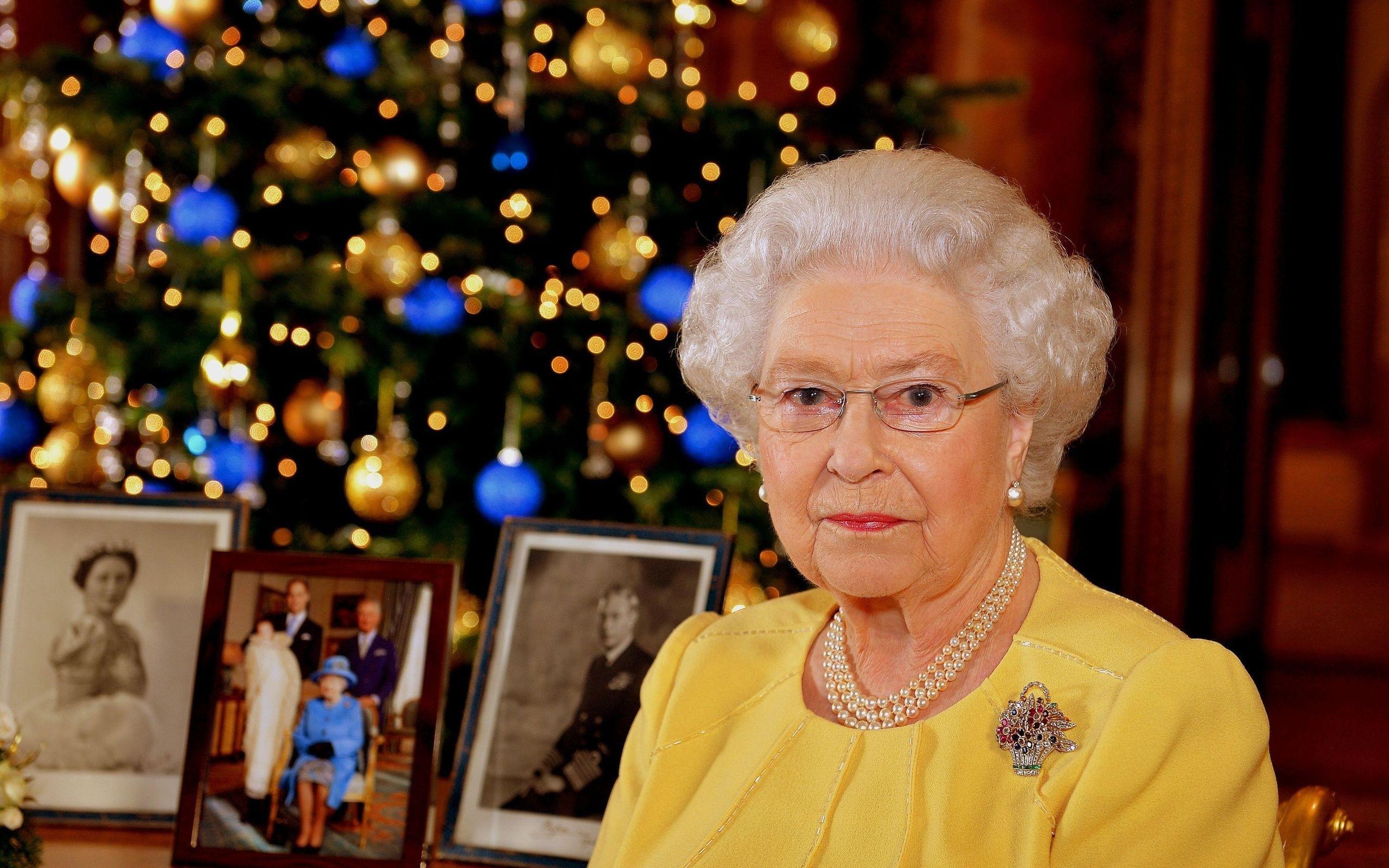 Elizabeth Ii, Britains Queen Elizabeth Ii, Christmas