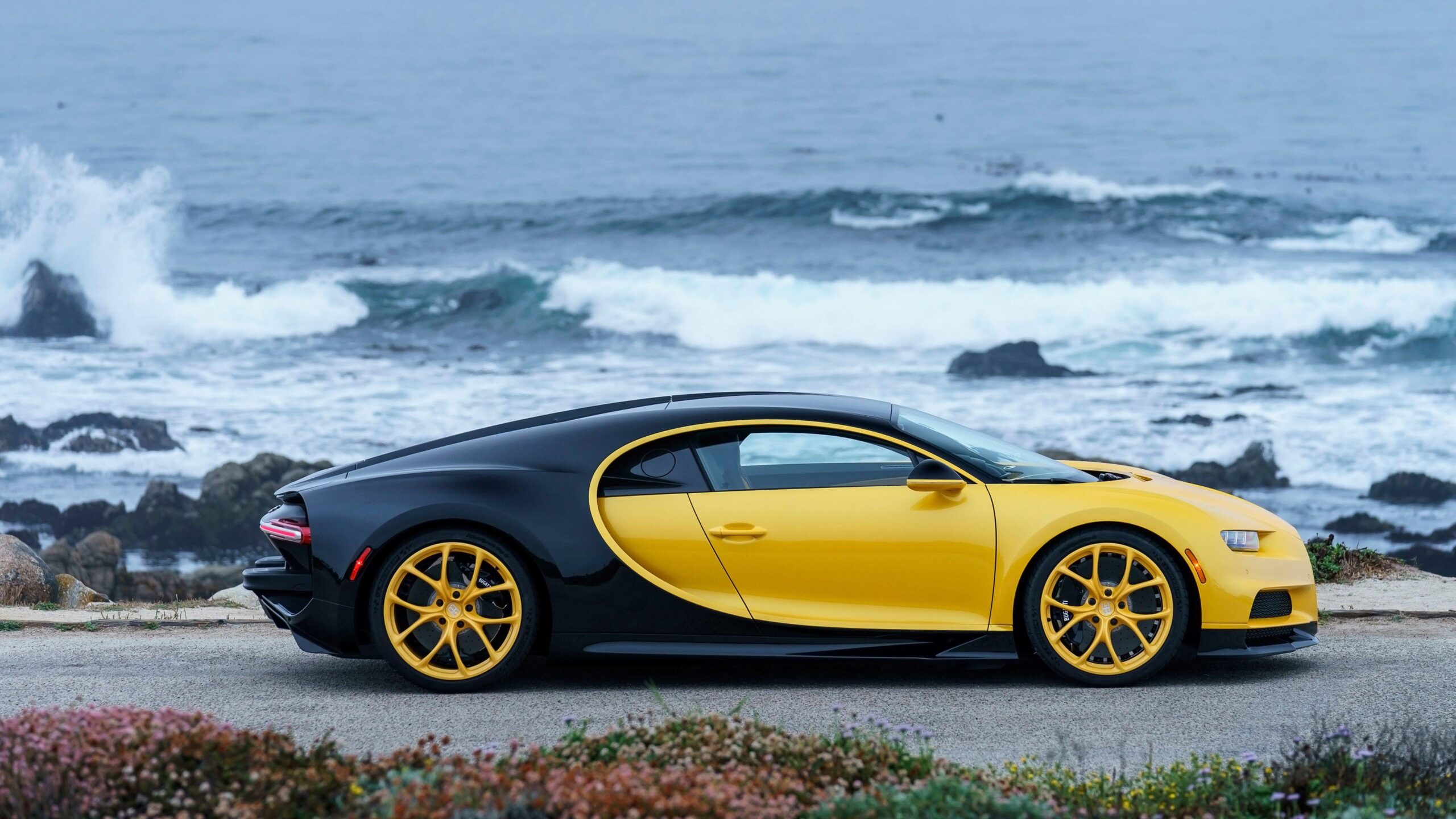 2018 Bugatti Chiron Yellow and Black 4K 3 Wallpapers