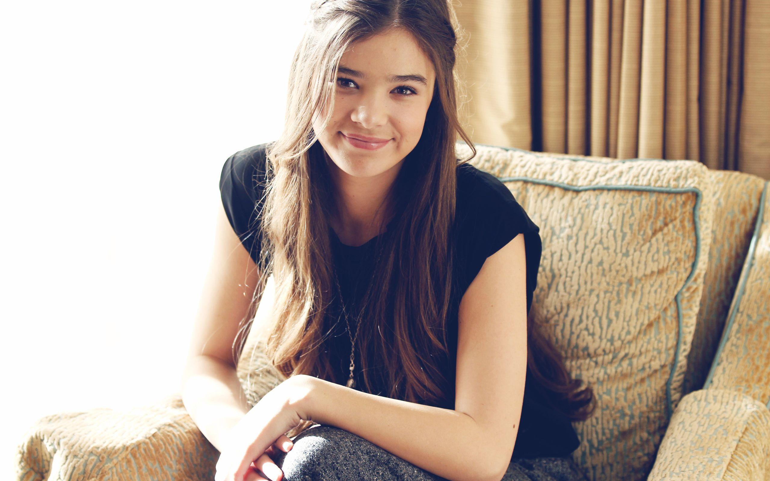 Hailee Steinfeld Full HD Wallpapers Free