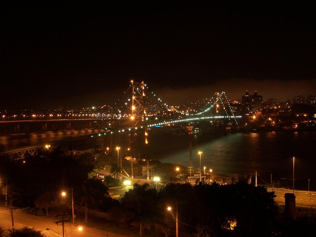 File:Florianopolis HLuz bridge night