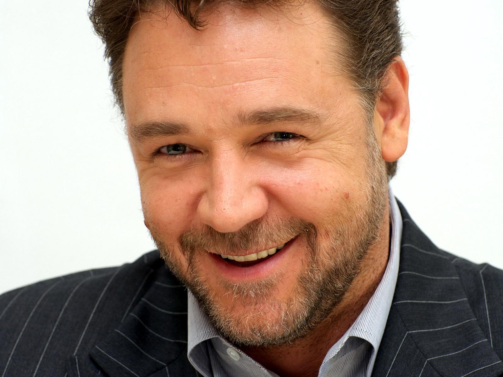 Russell Crowe Smile Wallpapers 52383 ~ HDWallSource